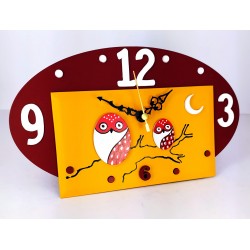 13. Rellotge ovalat de fusta i vidre 14x24cm. Mussols vermells